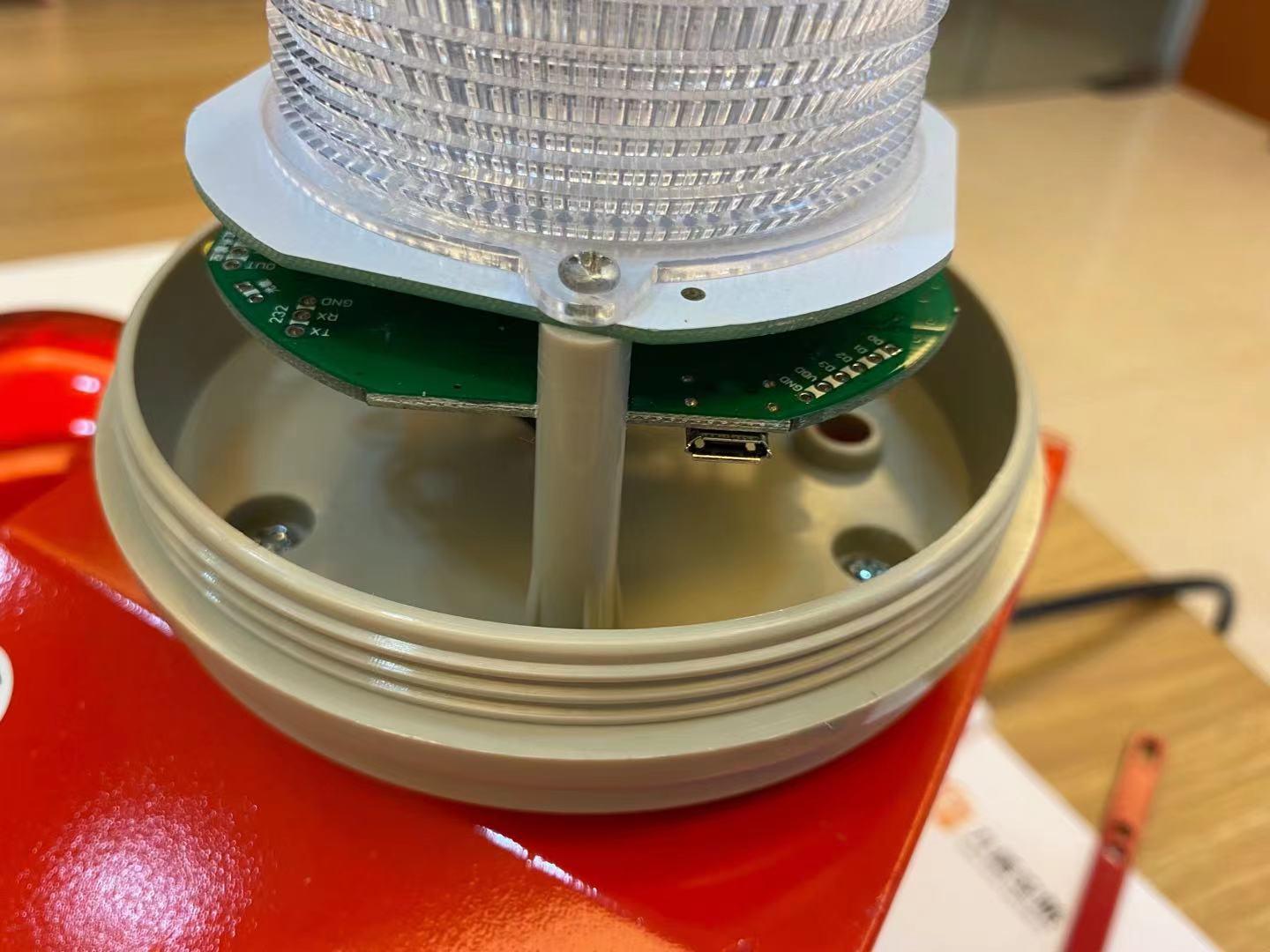 聲光報警器靠什么發(fā)出警報？